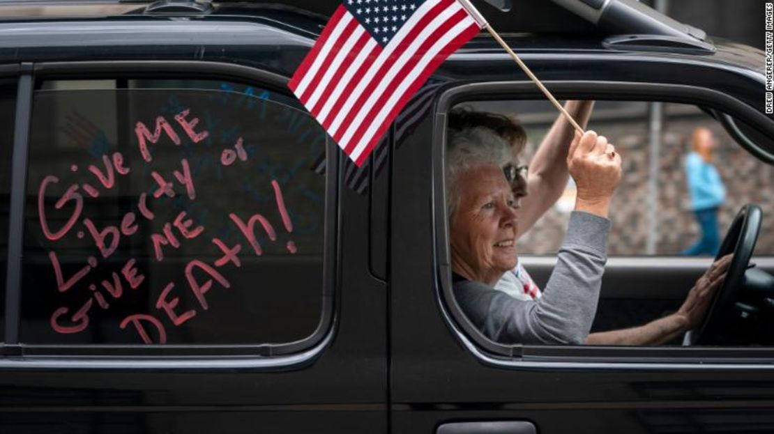 Los manifestantes piden al estado que levante las órdenes de quedarse en casa y reabrir la economía en el centro de Richmond, Virginia, el 6 de mayo de 2020.