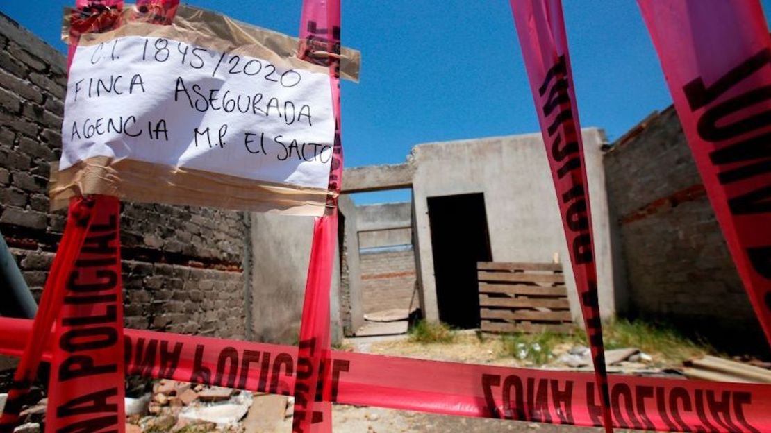 CNNE 826403 - mexico-crime-violence-mass grave