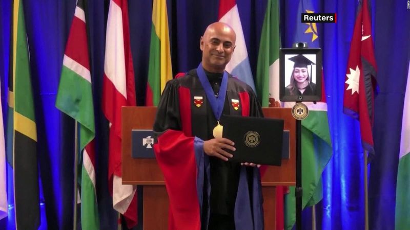 La universidad de arizona usa robots para celebrar una graduación virtual | cnn