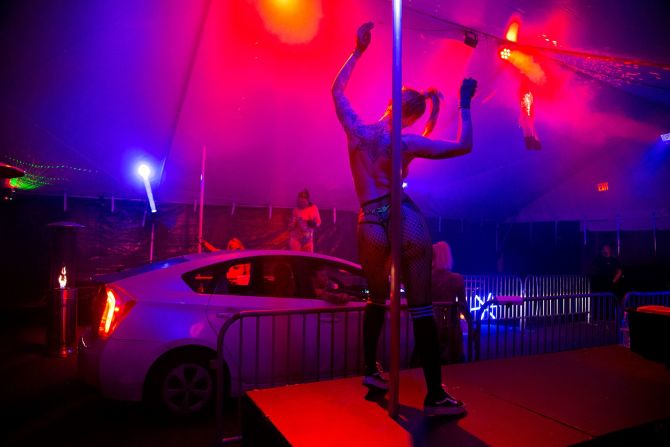 Bailarinas go-go se presentan en el estacionamiento del Lucky Devil Lounge mientras los clientes esperan la comida en sus autos en Portland, Oregon, el 17 de abril. Beth Nakamura / The Oregonian / AP