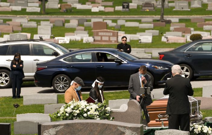 Personas asisten a un funeral para Tom Minh Nguyen en el municipio de Muhlenberg, Pensilvania, el 16 de abril. Ben Hasty / Reading Eagle / Getty Images