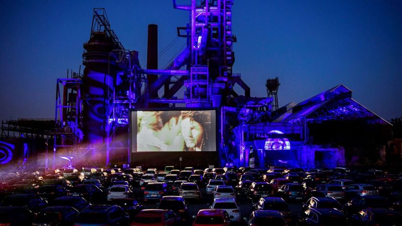 Automóviles se estacionan en un cine recién abierto en Dortmund, Alemania, el 17 de abril. Ina Fassbender / AFP / Getty Images