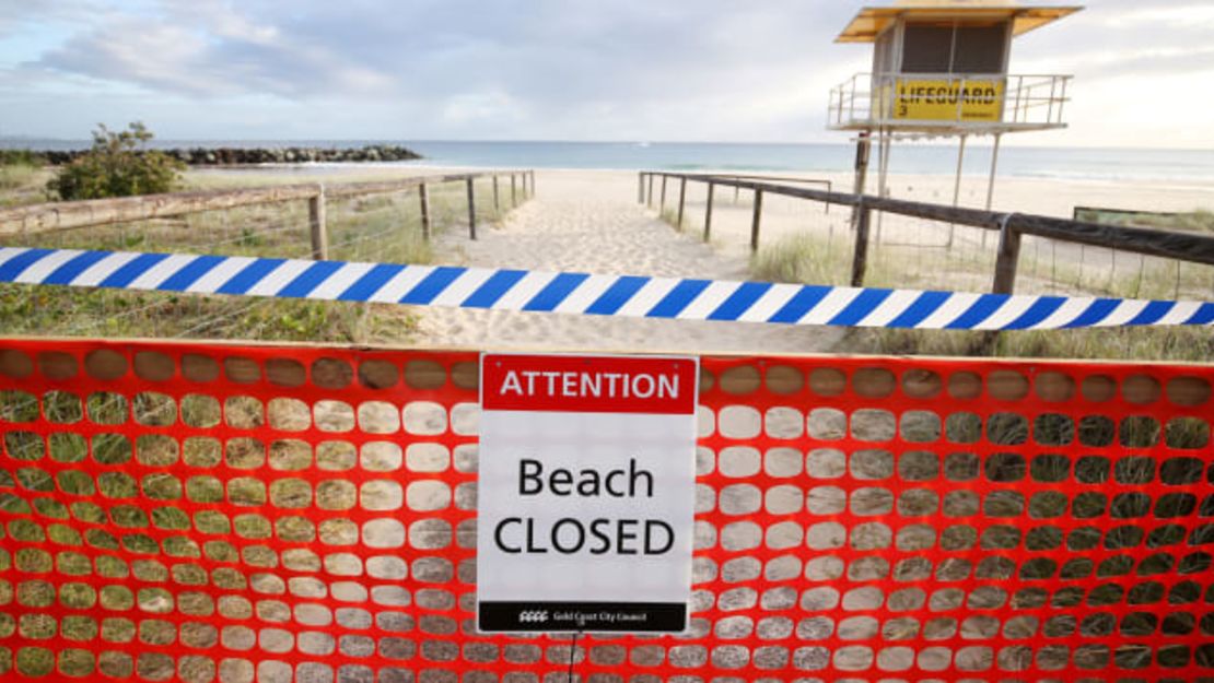 En Australia, las playas están cerradas. Además, los viajeros y las llegadas internacionales son enviados a un cuarentena obligatoria en hoteles durante 14 días.