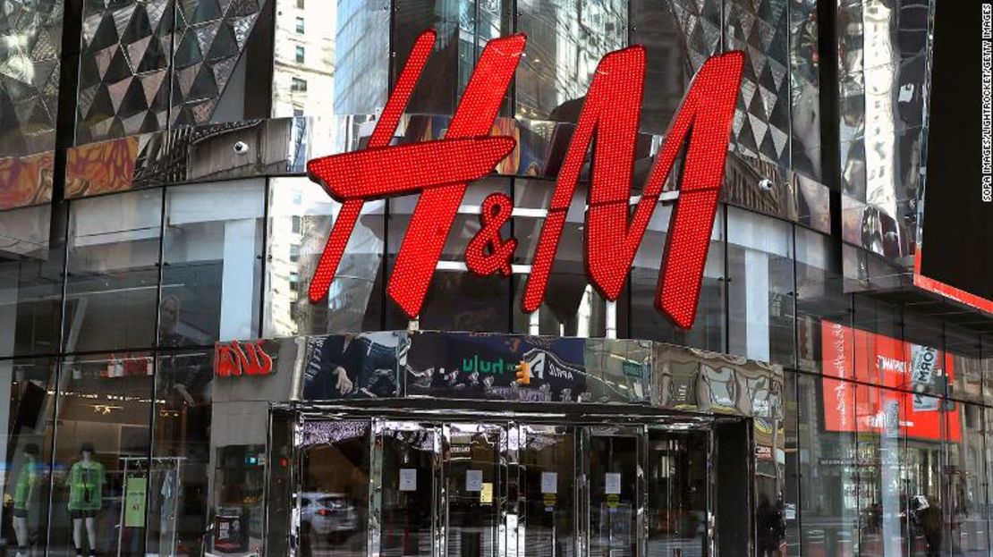 Foto del exterior de una tienda H&M en la ciudad de Nueva York.