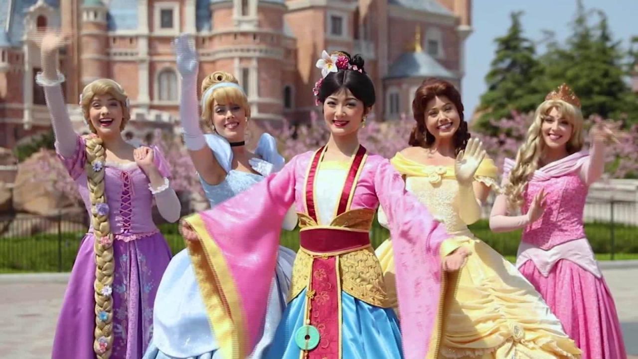 CNNE 828304 - reabre shanghai disneyland, mira como funciona