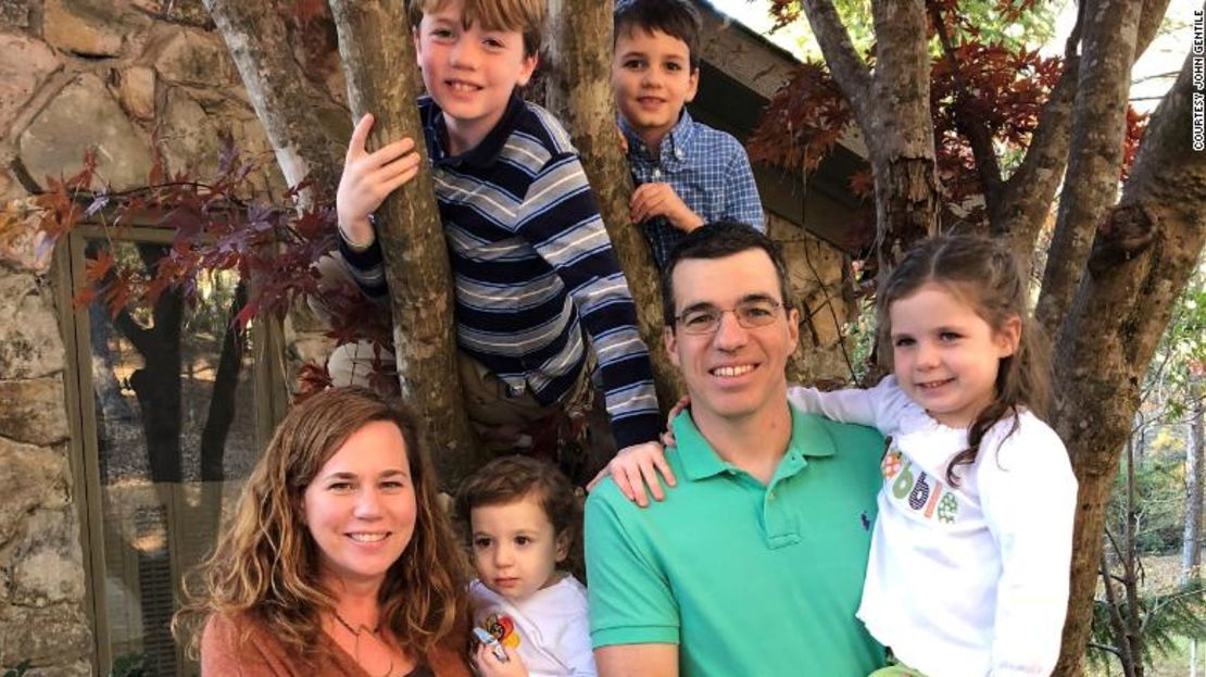 John Gentile junto a su familia. Él cree que puede ayudar al esfuerzo por una vacuna participando en un ensayo de desafío en humanos.