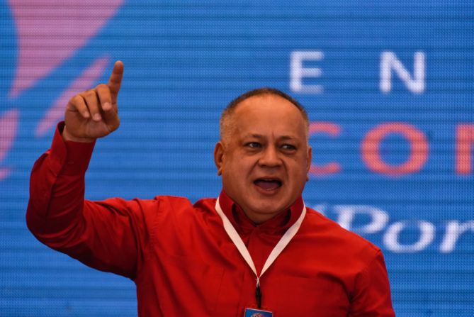 Diosdado Cabello, presidente de la oficialista Asamblea Nacional Constituyente de Venezuela, anunció el 9 de julio de 2020 que había dado positivo por covid-19. "Desde ya me encuentro aislado cumpliendo el tratamiento indicado", escribió Cabello.