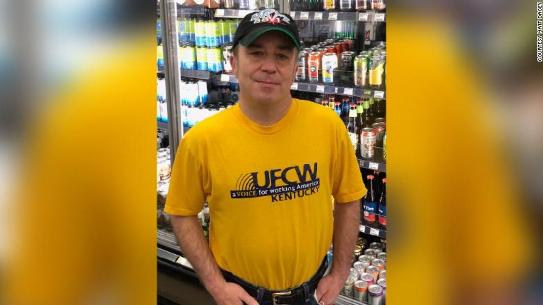 Matt Dacey, un trabajador de Kroger en Lexington, Kentucky, tiene una discapacidad auditiva y ahora le cuesta poder comunicarse con los clientes.