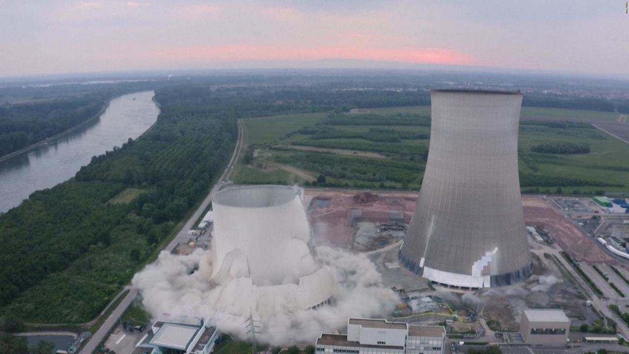 CNNE 829721 - impactante demolicion de torres de planta nuclear en desuso