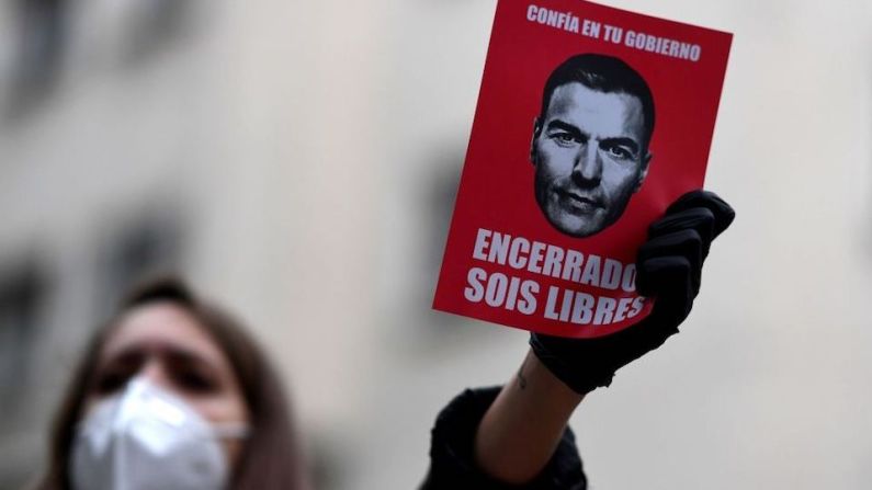 Un grupo de personas protestaron en calles de Madrid contra las medidas de confinamiento y el manejo de la crisis del coronavirus del gobierno del presidente Pedro Sánchez. (GABRIEL BOUYS/AFP via Getty Images). Mira la galería ➡️