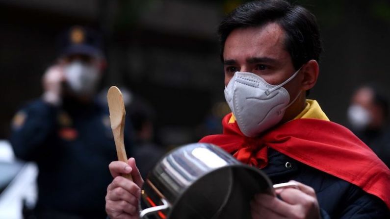 Un hombre golpea una olla en Madrid durante la protesta contra el gobierno español. GABRIEL BOUYS/AFP via Getty Images