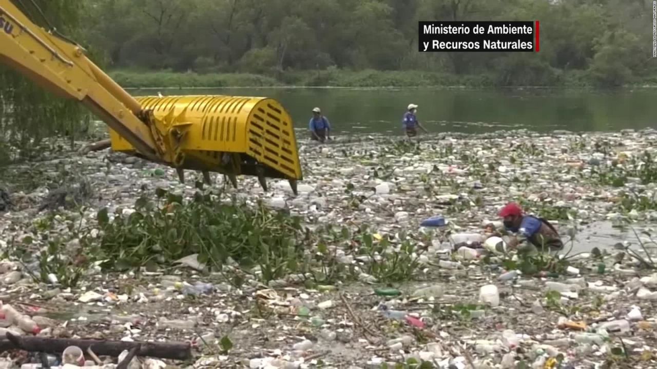 CNNE 830017 - guatemala- lluvias arrastran 1-000 metros cubicos de basura al lago amatitlan