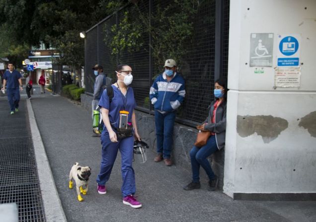 Así llegó Ledesma Torres con su perro terapista, al Centro Médico Nacional 20 de Noviembre donde ambos hacen parte del servicio de Psiquiatría, Paidopsiquiatría, Psicología y Neuropsicología el 13 de mayo.