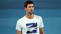 CNNE 830175 - djokovic muestra sus dotes en el baloncesto