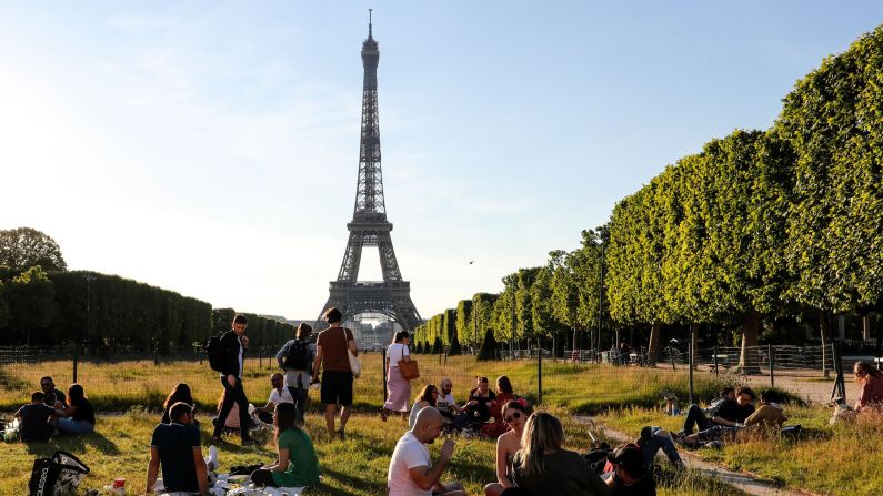 En Francia, la gente se sentó frente a la Torre Eiffel y se reunió en el césped del bosque de Vincennes el primer fin de semana después de que se aflojaran las medidas de cierre el 11 de mayo.