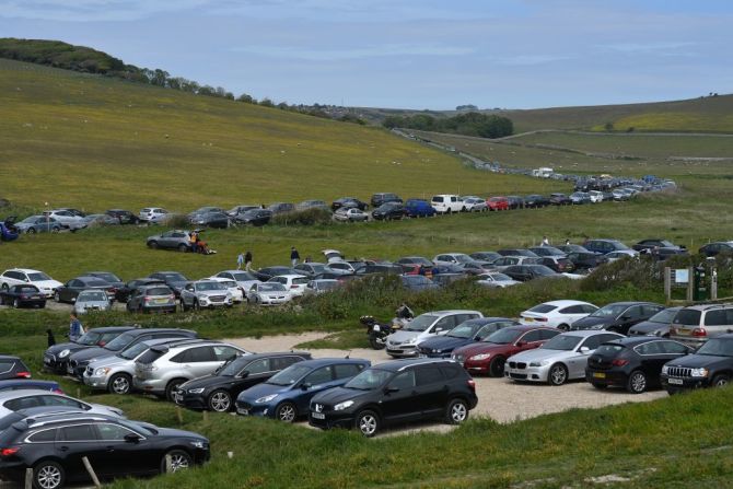 En el Reino Unido se podían ver filas de automóviles estacionados cerca de los parajes naturales, ya que a las personas se les permitía pasar más tiempo afuera y conducir distancias más largas. Las autoridades habían advertido contra la congregación en parques y playas.