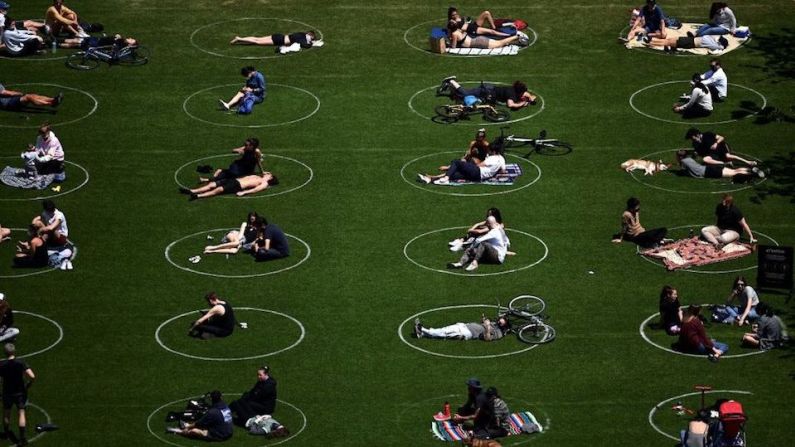 Personas toman el sol en el Domino Park en Brooklyn, Nueva York.