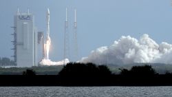 CNNE 831505 - la fuerza espacial de ee-uu- lanza el cohete atlas v