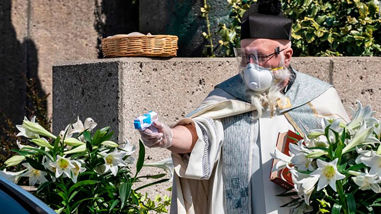 CNNE 831552 - un sacerdote bendice a distancia con pistola de agua