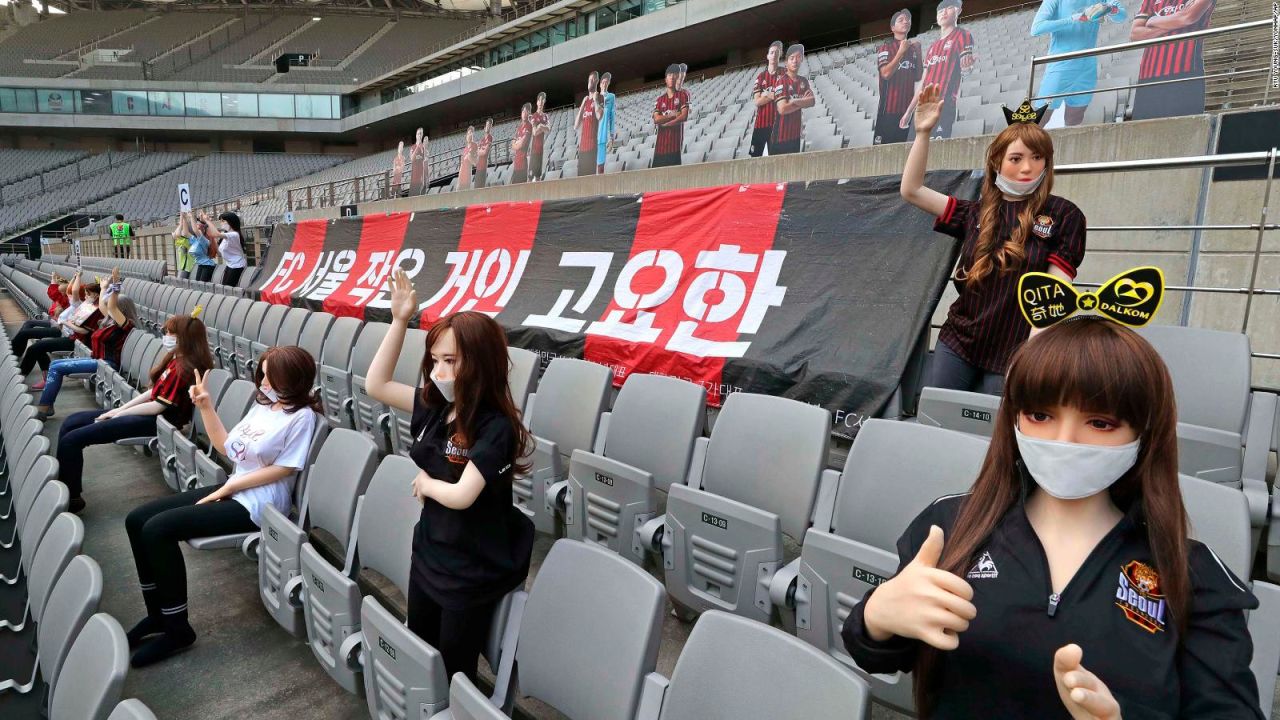 CNNE 831562 - polemica por fanaticas falsas en un estadio de futbol