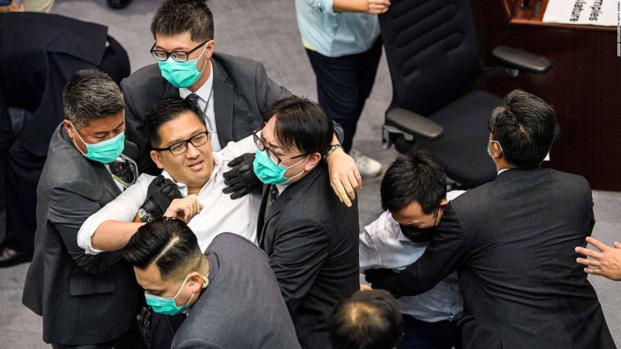 CNNE 831586 - golpes y empujones en el parlamento de hong kong