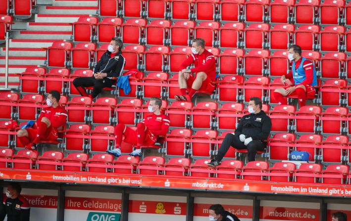 Suplentes del Union Berlin durante un partido entre el FC Union Berlin y el FC Bayern Muenchen en el estadio An der Alten Foersterei el 17 de mayo en Berlín, Alemania.