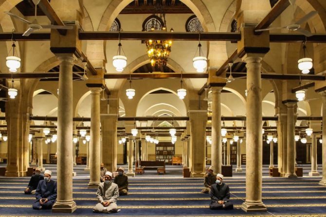 Distanciamiento social dentro de la mezquita al-Azhar durante el Ramadán en El Cairo, Egipto.