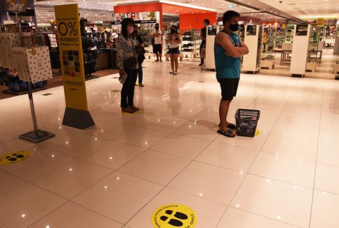 Fila en un centro comercial en Manila, Filipinas.