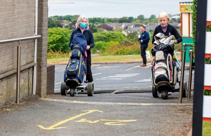 Medidas de distancia social en el club de golf Howth en Dublín, Irlanda.