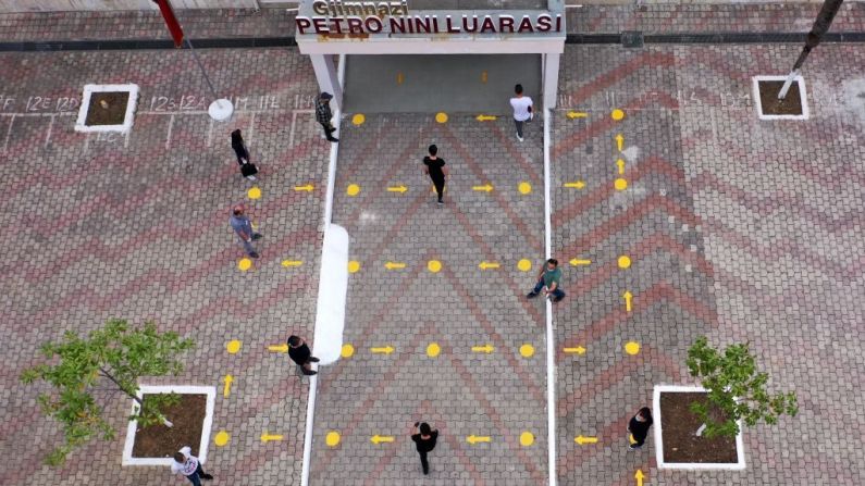 Flechas y puntos para entrar a una escuela secundaria en Albania.