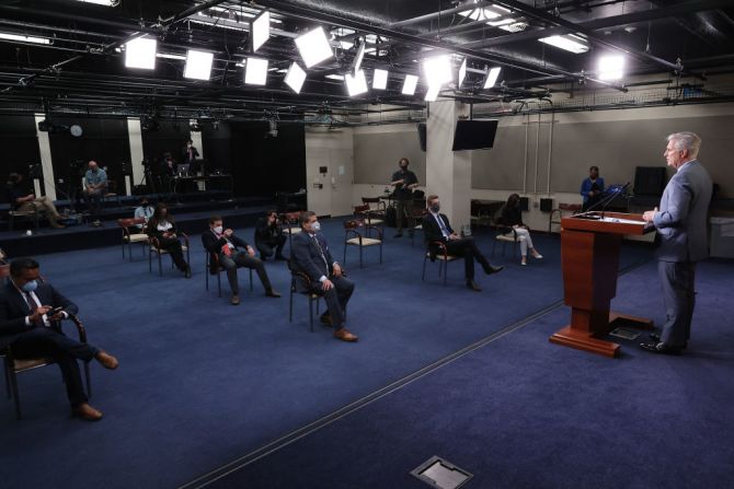 Reporteros mantienen el distanciamiento social durante una conferencia de prensa del líder de la minoría republicana de la Cámara de Representantes Kevin McCarthy en el Capitolio en Washington.