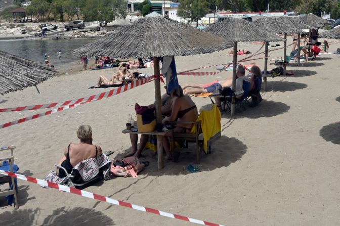 Medidas de distanciamiento social en la playa Agia Marina, cerca de Atenas, Grecia.