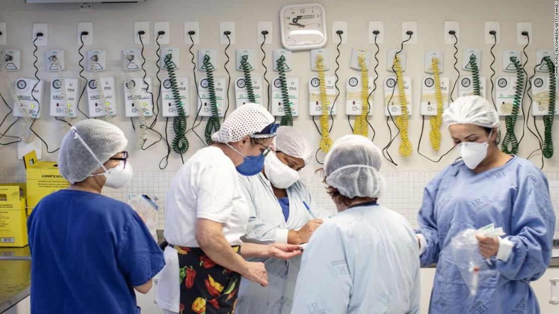 Médicos y enfermeras trabajan en una unidad de cuidado intensivo en el Instituto de Enfermedades Infecciosas Emilio Ribas, un hospital de Sao Paulo, Brasil, el 15 de mayo de 2020.