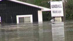 CNNE 832932 - inundaciones por ruptura de dos represas en michigan