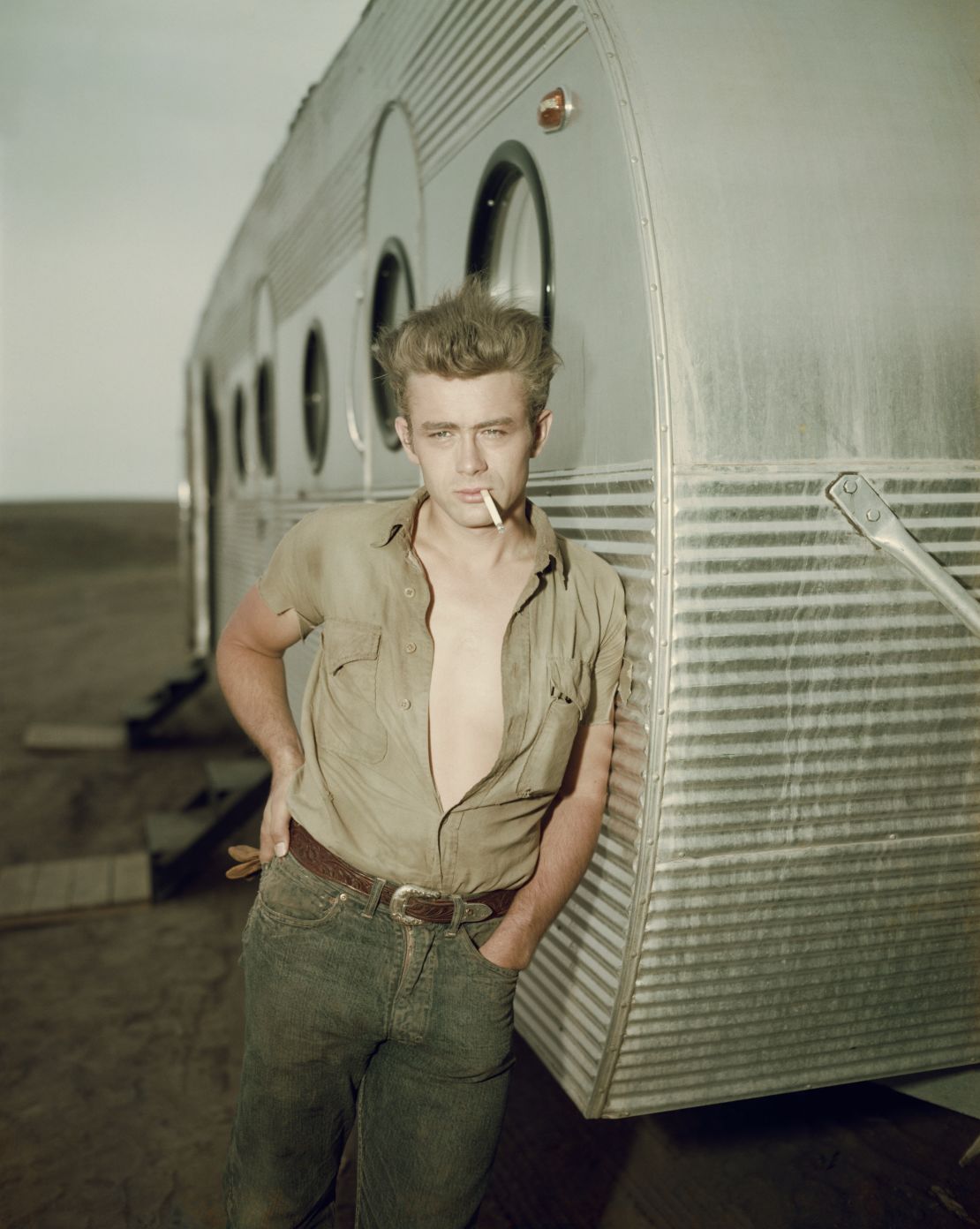 James Dean es considerado un icono de los 50. Falleció el 30 de septiembre de 1955 a pocos días de la premiere de la cinta "Giant" junto a Elizabeth Taylor (Fotografía Hulton Archive/Getty Images).