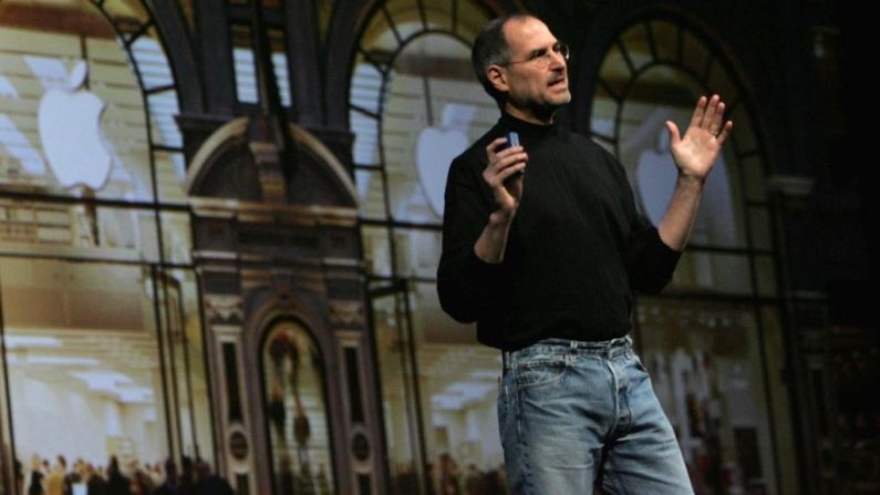 El clásico uniforme de Steve Jobs, jeans y una camisa cuello tortuga manga larga de color negro durante una charla en San Francisco.