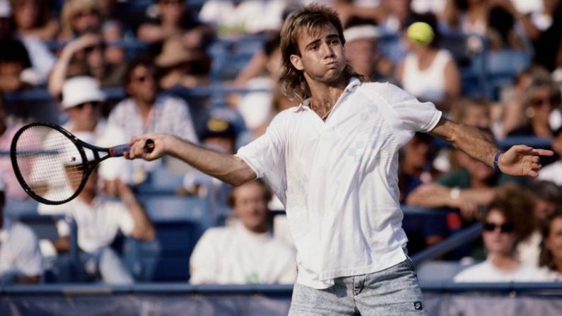 En la década de los ochenta el tenista estadounidense Andre Agassi rompió todas las reglas de etiqueta del tenis al jugar con shorts de mezclilla de jean.Andre en el Abierto de Tenis el 1 de septiembre de 1988 en Queens en Nueva York.