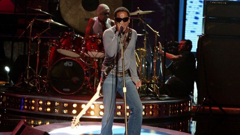 El músico Lenny Kravitz es ferviente amante de los pantalones de mezclialla. En el 2004 subió al escenario de los Teen Choice Awards para interpretar el tema "Where Are We Runnin?" celebrados en el Universal Amphitheater el 8 de agosto de 2004 en Universal City, California. (Fotografía Kevin Winter/Getty Images))