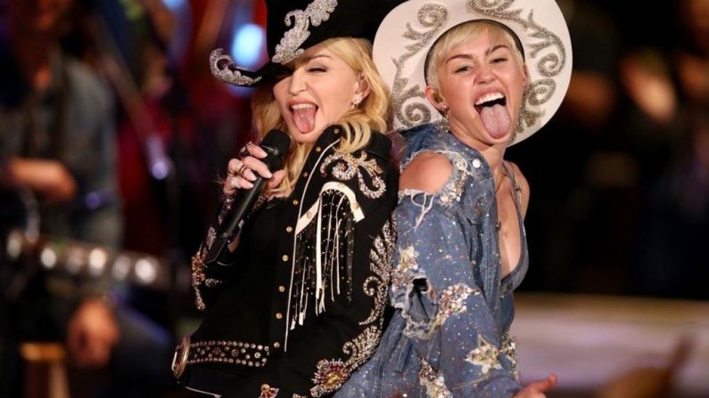 Madonna y Miley Cyrus durante la grabación del especial "Miley Cyrus: MTV Unplugged" en Sunset Gower Studios el 28 de enero de 2014 en Hollywood, California.