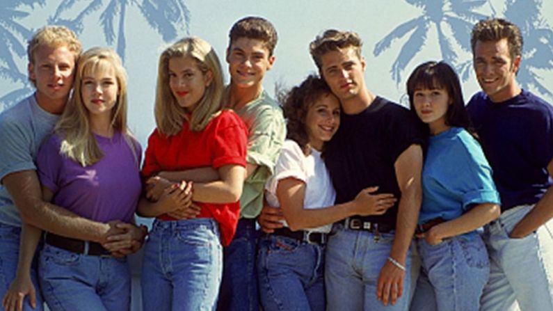 ¿Quién no recuerda a los personajes de la serie de los 90, Beverly Hills 90210? -De izquierda a derecha- Steve, Kelly, Donna, David, Andrea, Brandon, Brenda y Dylan.