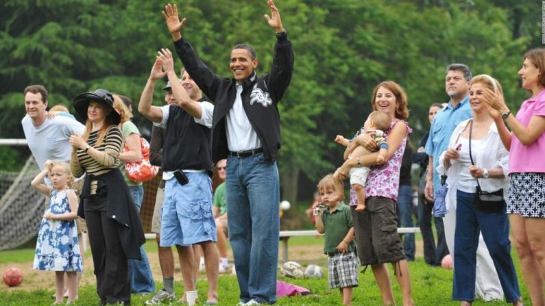 El presidente de los Estados Unidos, Barack Obama después de que el equipo de fútbol de su hija Sasha marcó un gol durante un partido en Georgetown, el 16 de mayo de 2009 en Washington, DC.