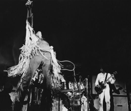 El cantante Roger Daltrey y el guitarrista Pete Townshend de la banda de rock británica "The Who" en el escenario durante el concierto en vivo en el Festival de Woodstock en White Lake, Nueva York, Estados Unidos, el 16 de agosto de 1969.