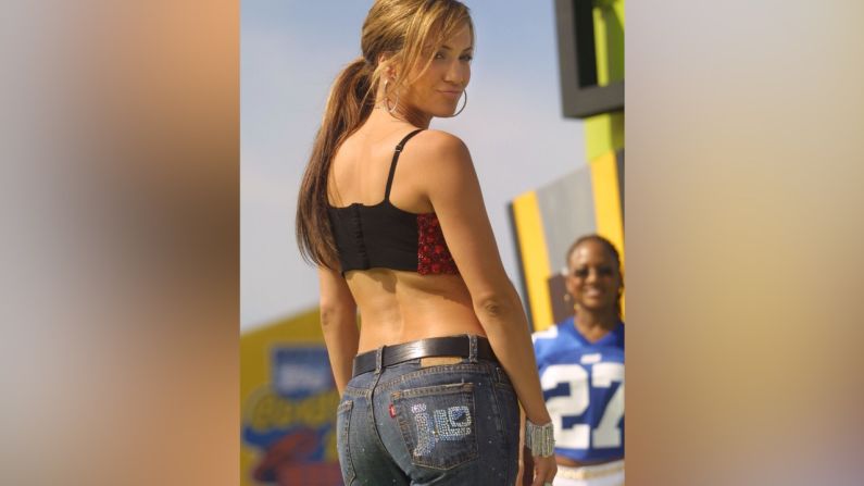 A principios de la década del dos mil, los jeans con aplicaciones de brillantes eran la sensación. La cantante Jennifer Lopez era el claro ejemplo, aquí momentos antes de subir al escenario durante el especial MTV's TRL on Superbowl Sunday en el estadio Raymond James en Tampa, Florida