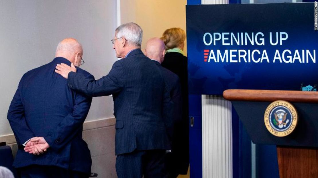 El Dr. Robert Redfield, director de los Centros para el Control y la Prevención de Enfermedades (izquierda), y el Dr. Anthony Fauci, director del Instituto Nacional de Alergias y Enfermedades Infecciosas, salen de un recinto después de acompañar al presidente Donald Trump en una conferencia de prensa el pasado 16 de abril.