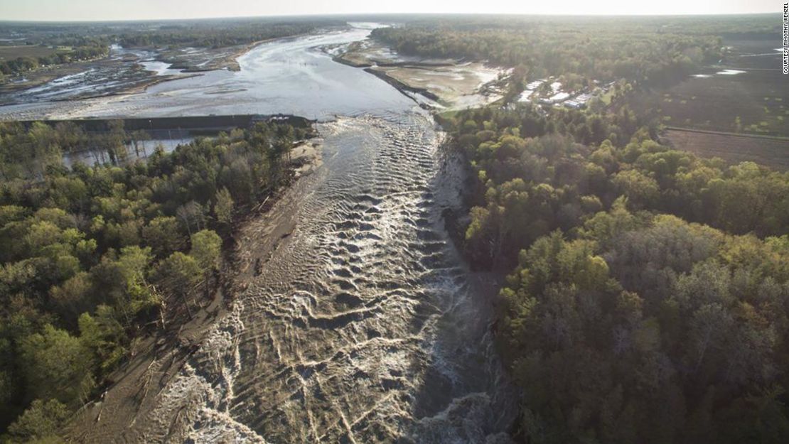 Una imagen aérea tomada por un dron muestra la ruptura en la represa de Edenville el martes.