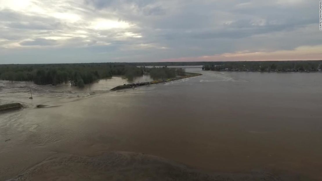 El río Tittabawassee atraviesa la presa de Edenville este martes.