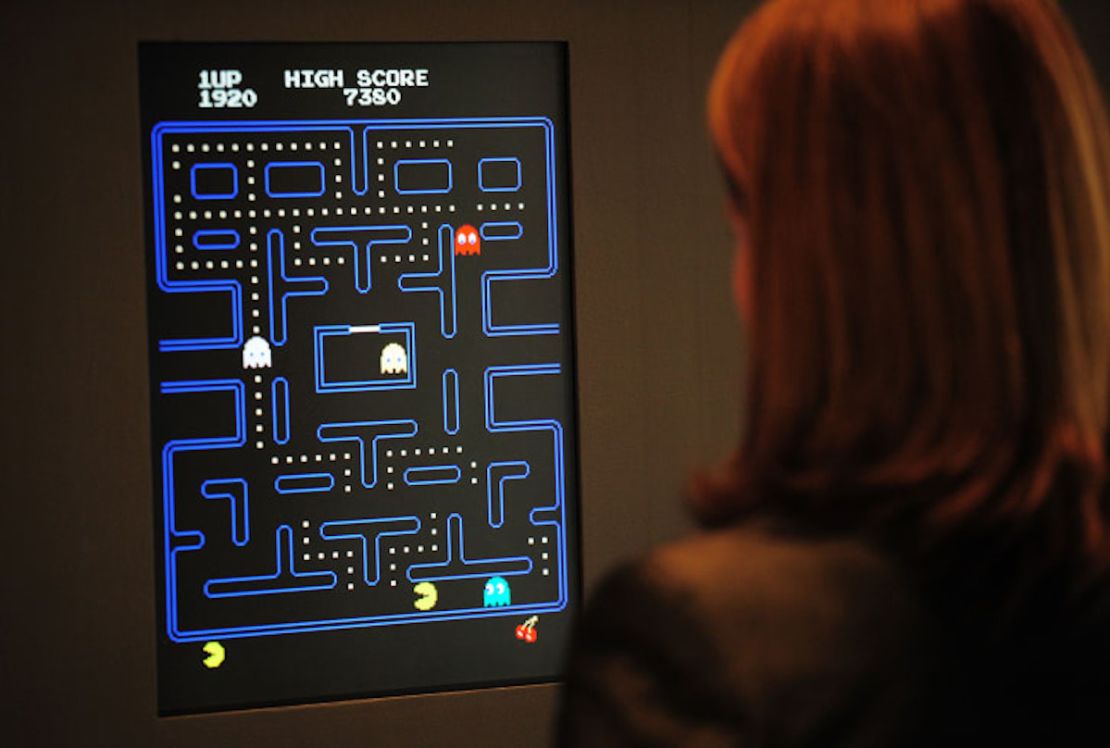 Paola Antonelli, curadora sénior de Arquitectura y Diseño en el Museo de Arte Moderno (MoMA) juega Pac-Man en una vista previa de la exposición en 2013.