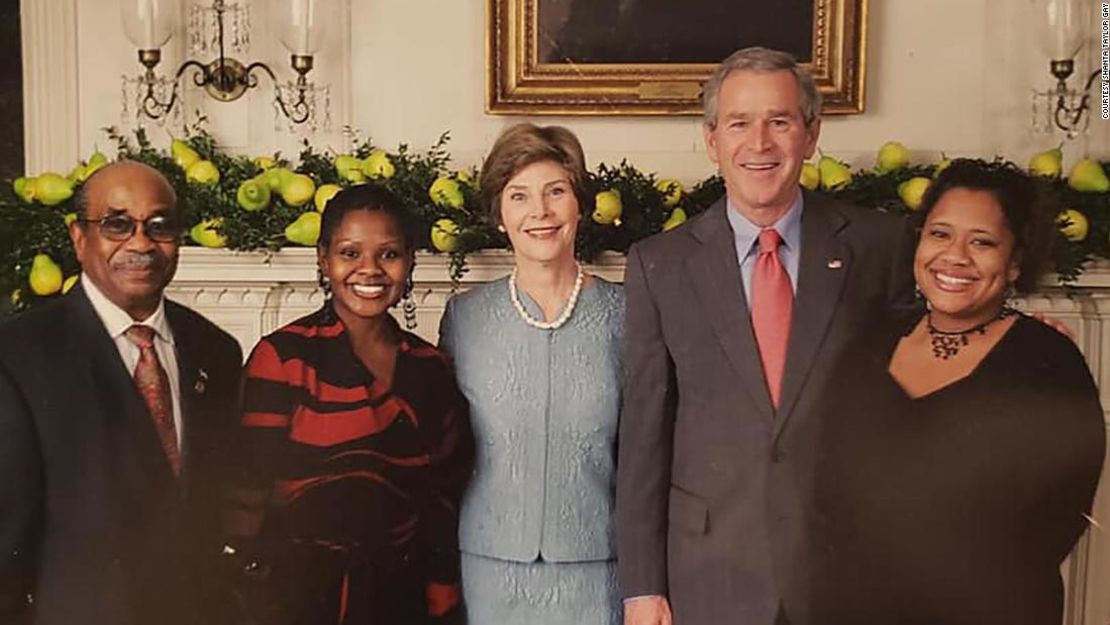 Wilson Roosevelt Jerman junto a George W. Bush y su esposa, Laura.