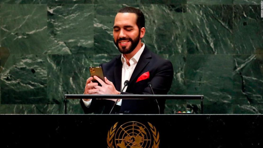 El presidente de El Salvador, Nayib Bukele, se toma una selfie durante sus discursos en la Asamblea General de las Naciones Unidas.