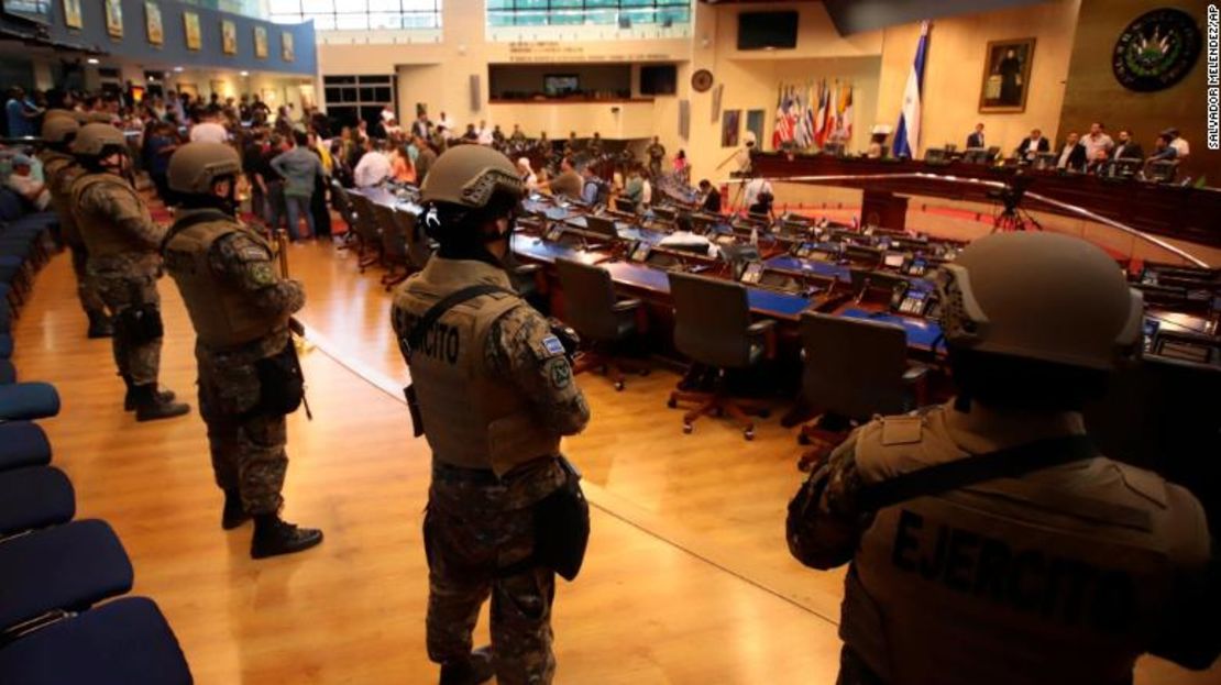 Soldados de las Fuerzas Especiales del Ejército de El Salvador, siguiendo las órdenes del presidente Nayib Bukele, entran al congreso a la llegada de los legisladores, en San Salvador, el domingo 9 de febrero de 2020.